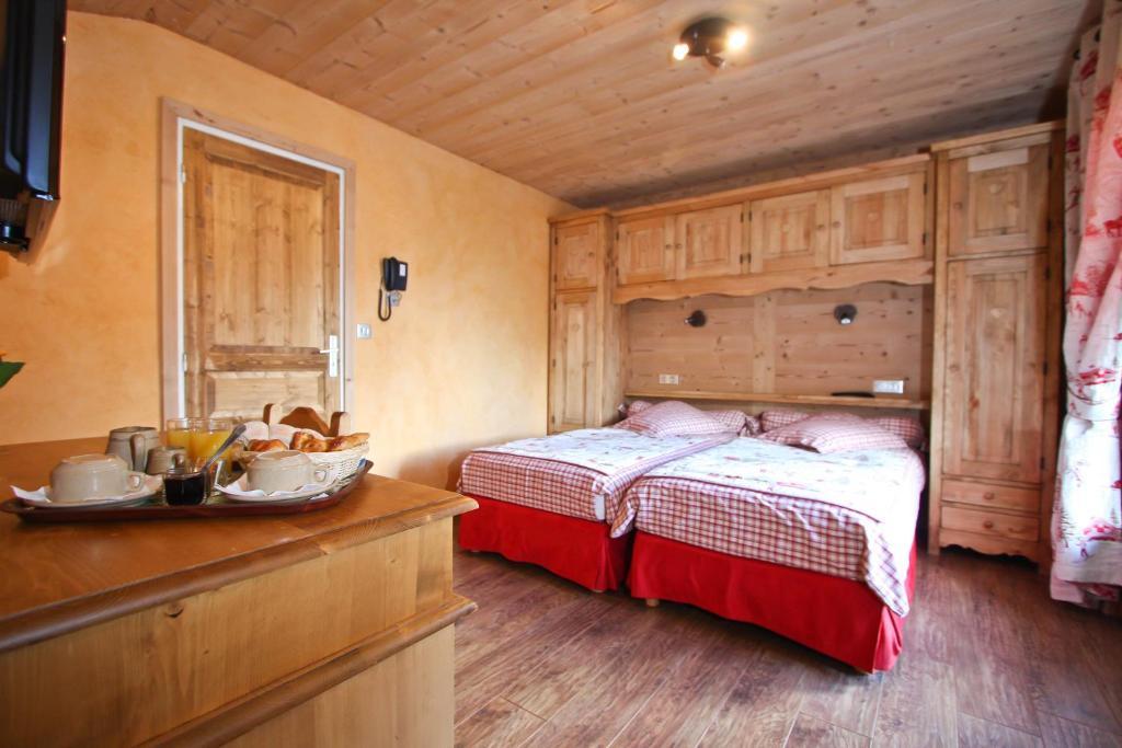 Alpen Roc Hotel Morzine Room photo